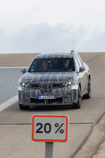 Bei Fahrten, sowohl bergab als auch bergauf, lässt sich das sanfte Bremsen der Rekuperation bis zum Stillstand am einfachsten ausprobieren. (Bild: BMW)